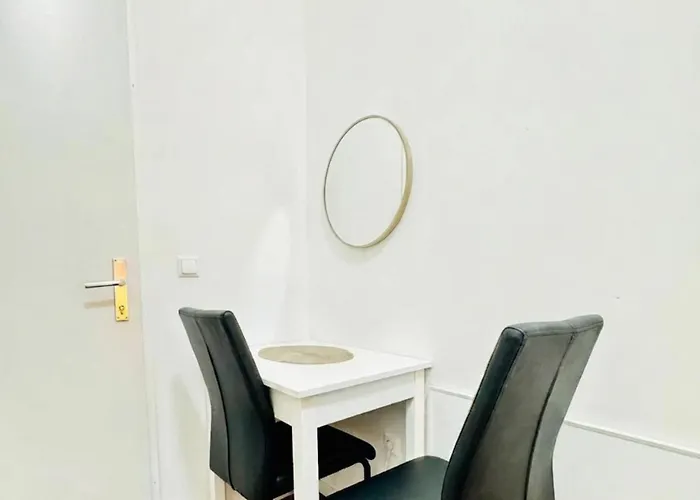 Апартаменты Spacious 5br Living Near Atzgersdorf Station *