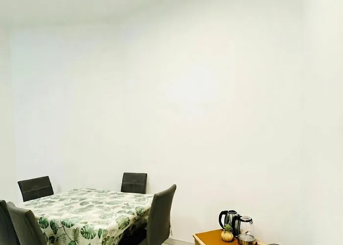 Апартаменты Spacious 5br Living Near Atzgersdorf Station
