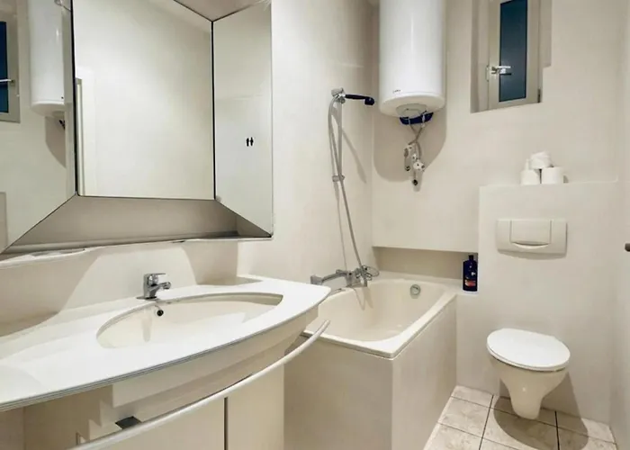 Spacious 5br Living Near Atzgersdorf Station * Вена